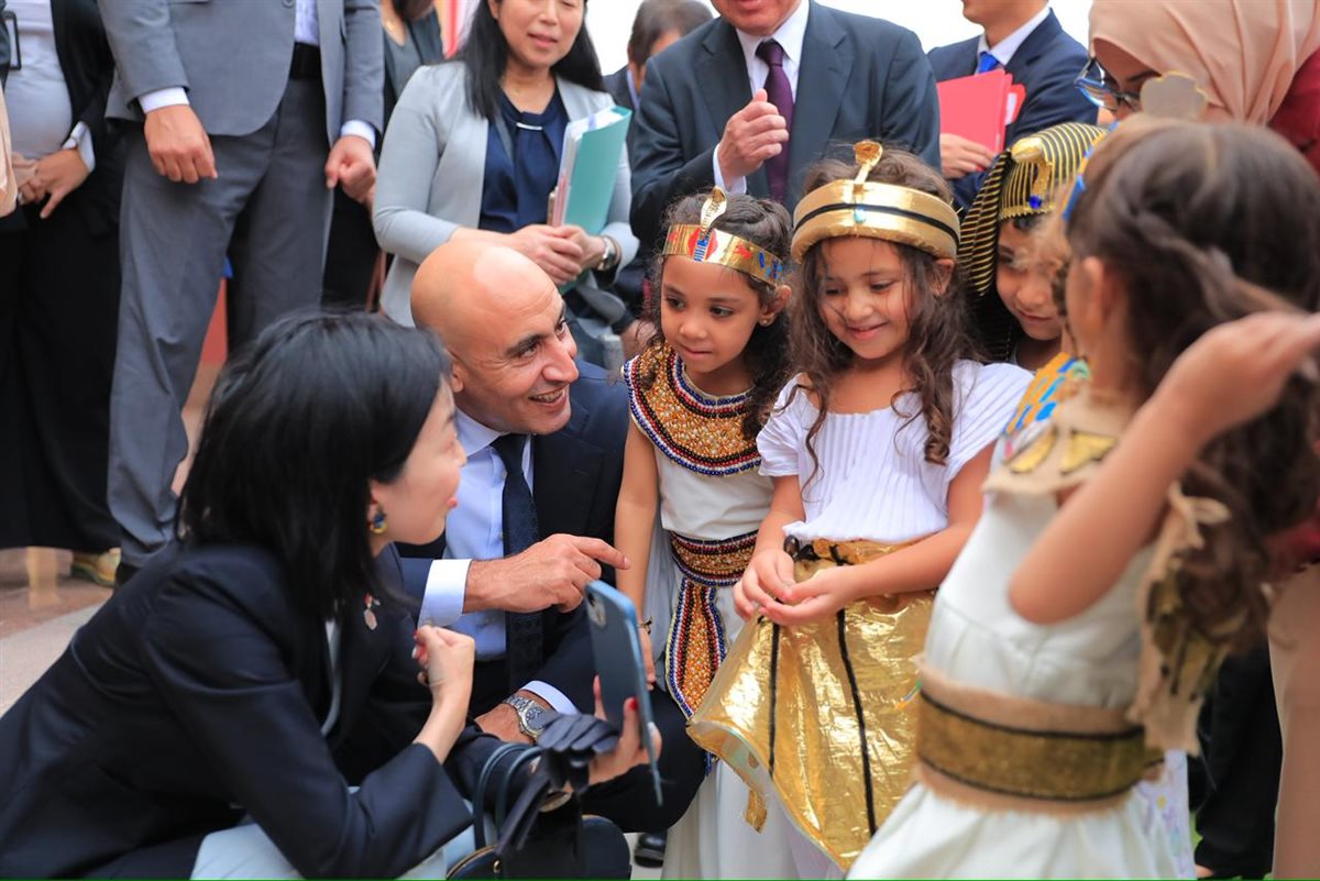 طلاب المدرسة المصرية اليابانية يستقبلون الأميرة أكيكو ووزير التعليم بالزي الفرعوني