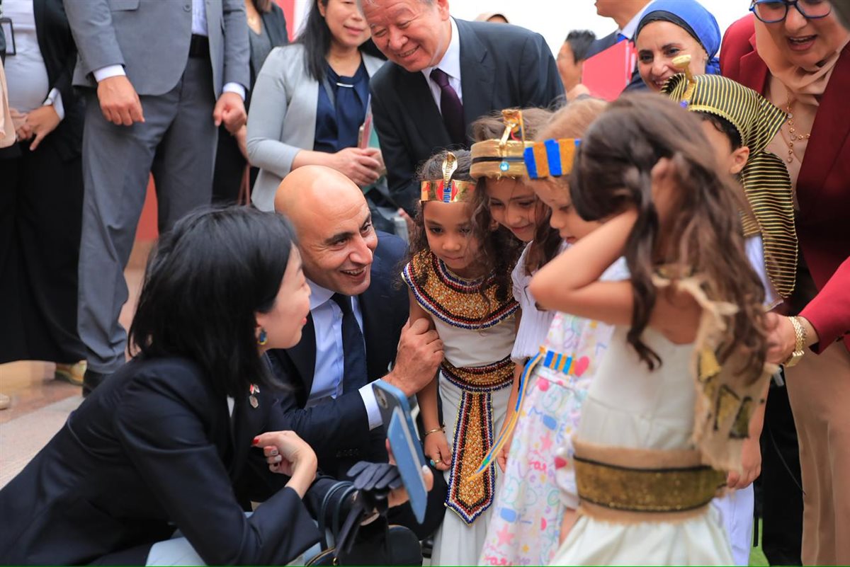 طلاب المدرسة المصرية اليابانية يستقبلون الأميرة أكيكو ووزير التعليم بالزي الفرعوني