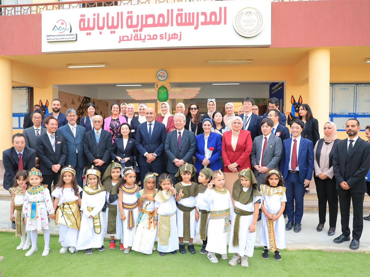 طلاب المدرسة المصرية اليابانية يستقبلون الأميرة أكيكو ووزير التعليم بالزي الفرعوني
