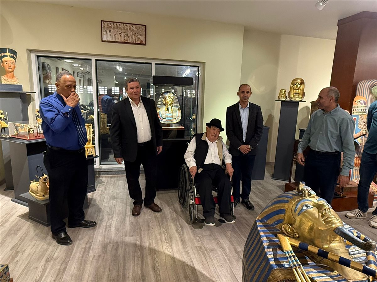 عالم الآثار الياباني يوشيمورا