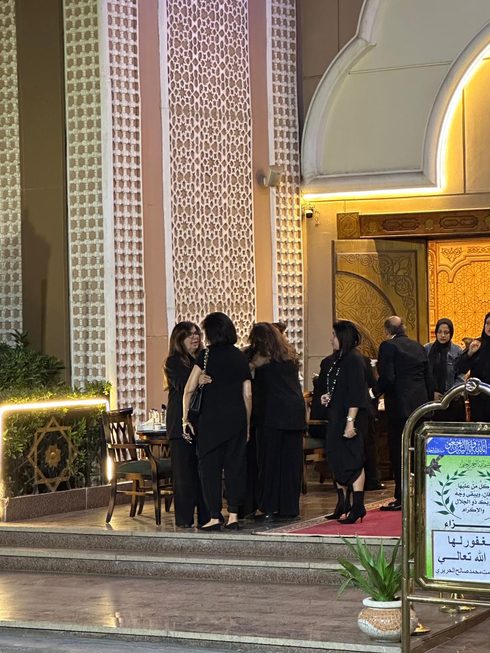 ميريت عمر الحريري في عزاء عمتها بمسجد الشرطة في الشيخ زايد