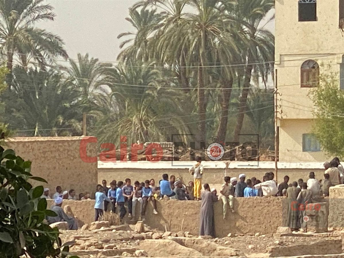 طلاب يودعون مدير مدرستهم أثناء دفنة بالزي المدرسي 