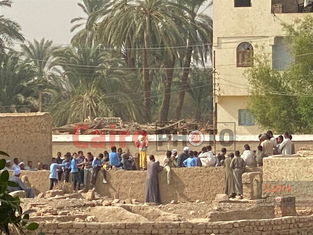 طلاب يودعون مدير مدرستهم أثناء دفنة بالزي المدرسي 