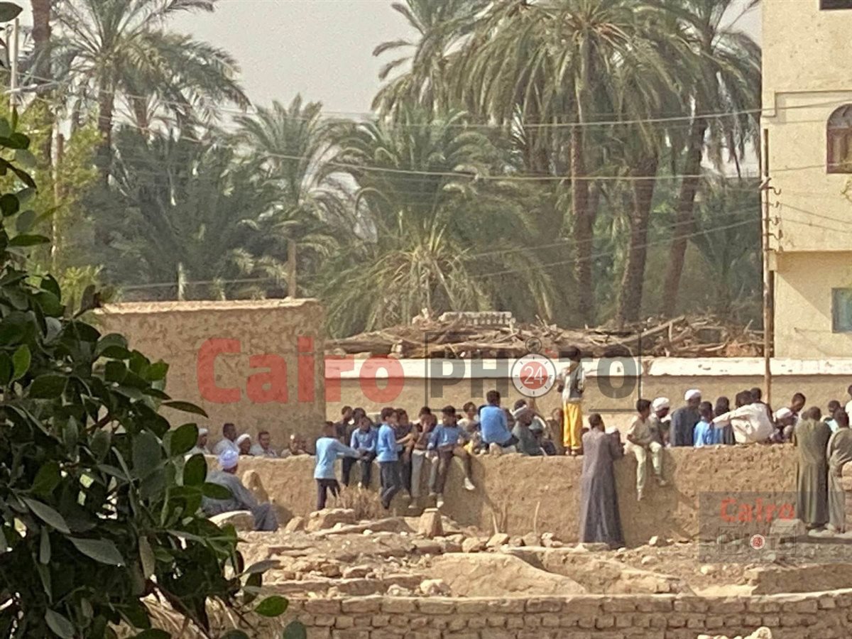 طلاب يودعون مدير مدرستهم أثناء دفنة بالزي المدرسي 