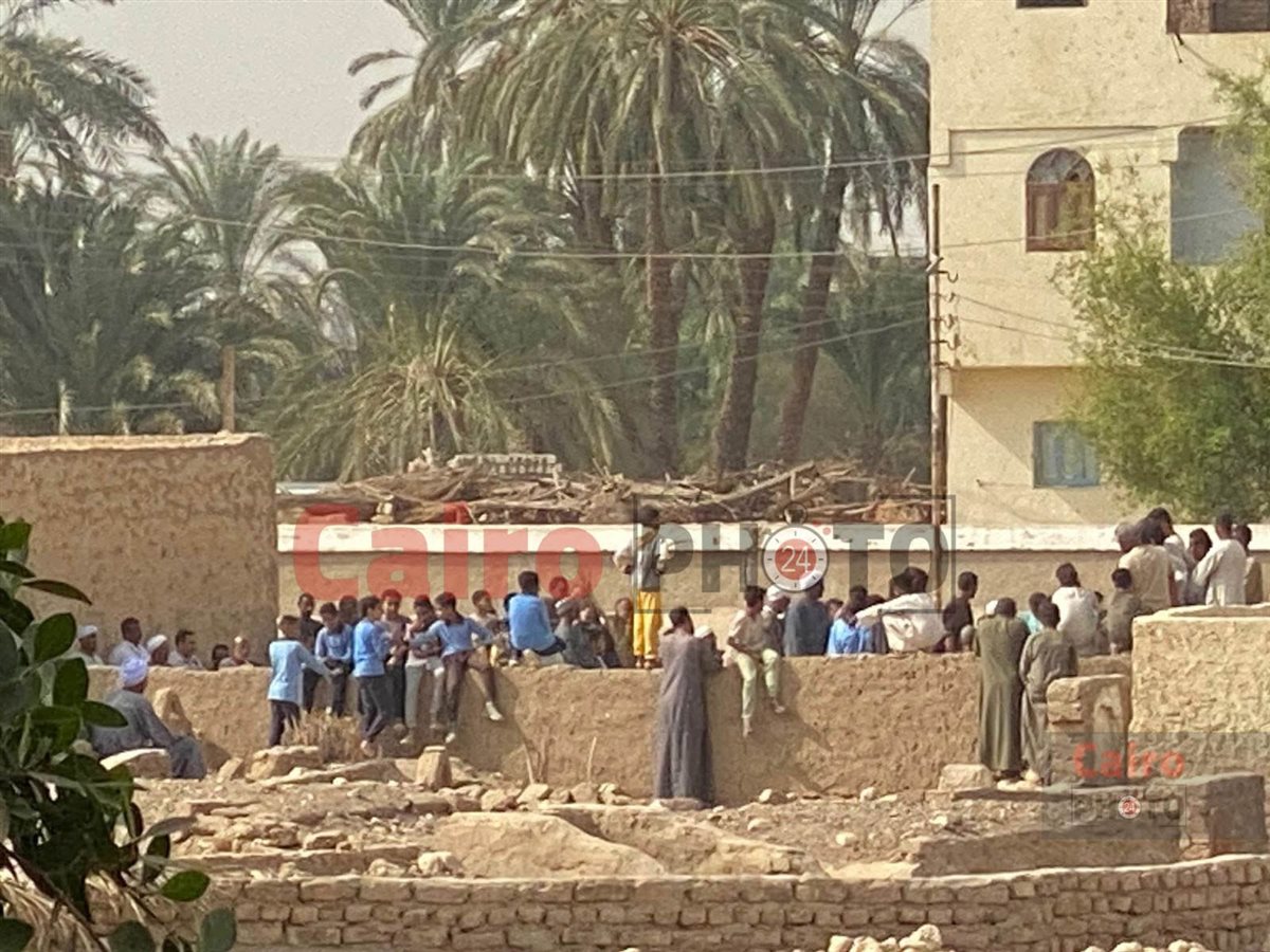 طلاب يودعون مدير مدرستهم أثناء دفنة بالزي المدرسي 