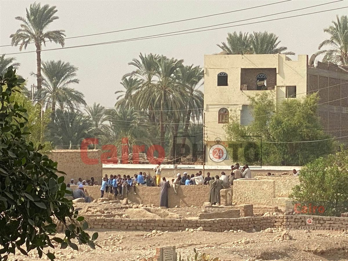 طلاب يودعون مدير مدرستهم أثناء دفنة بالزي المدرسي 