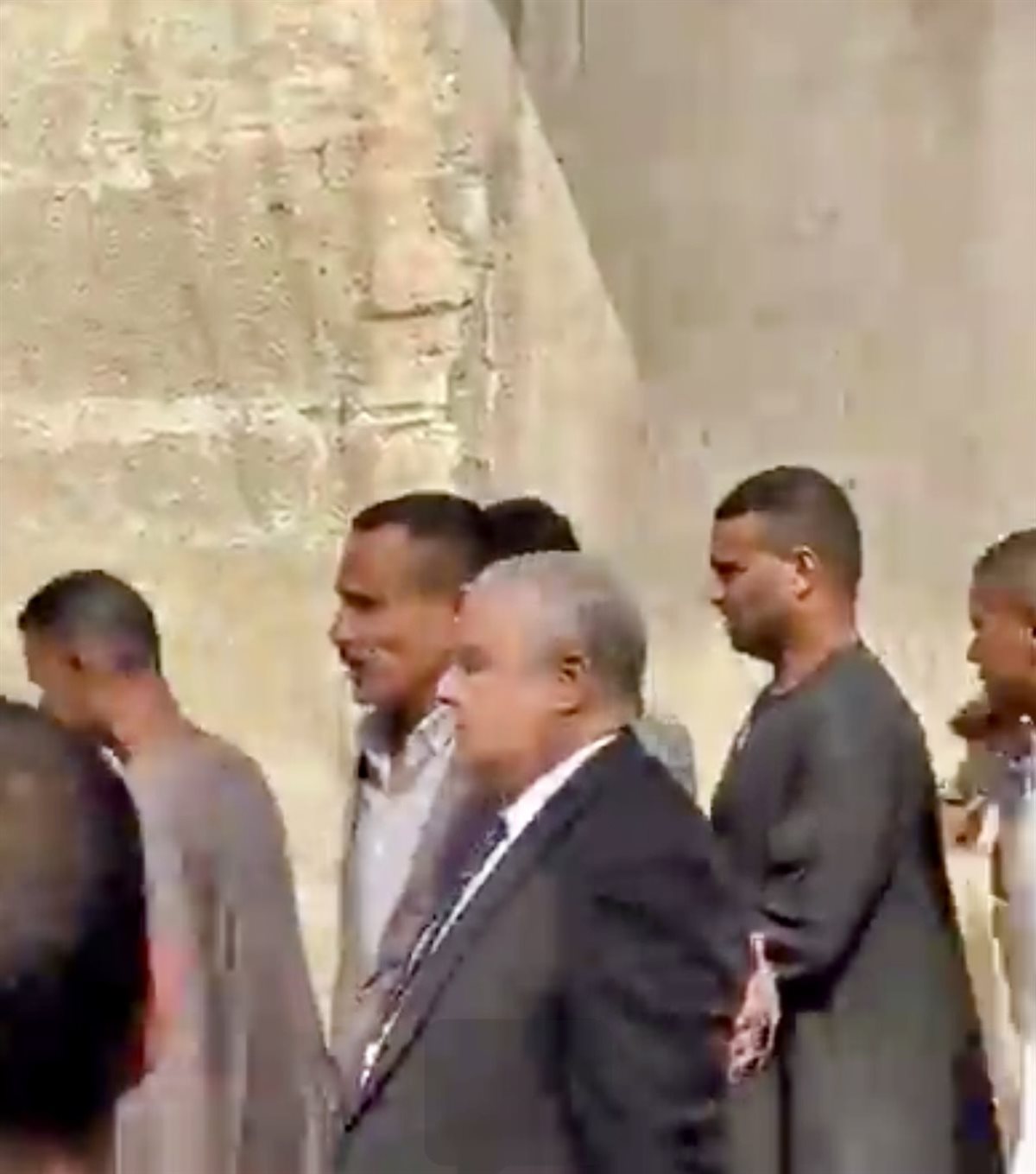 وكيل وزارة التعليم بالأقصر يتقدم المشيعين 