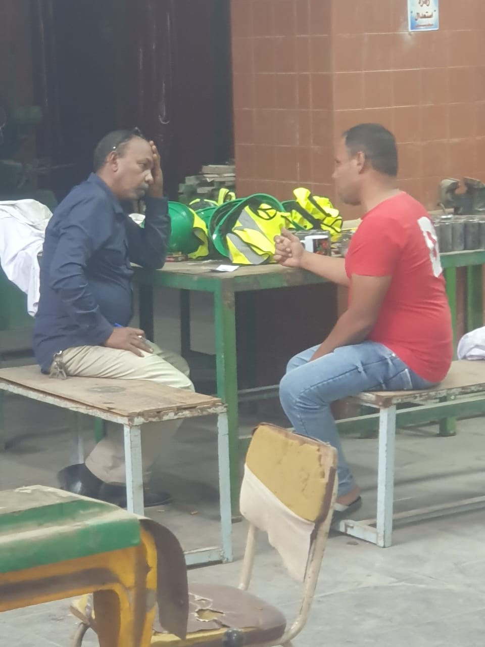 العمل تواصل اختبارات المتقدمين للعمل في مهنة نجار مسلح بدولة البوسنة والهرسك