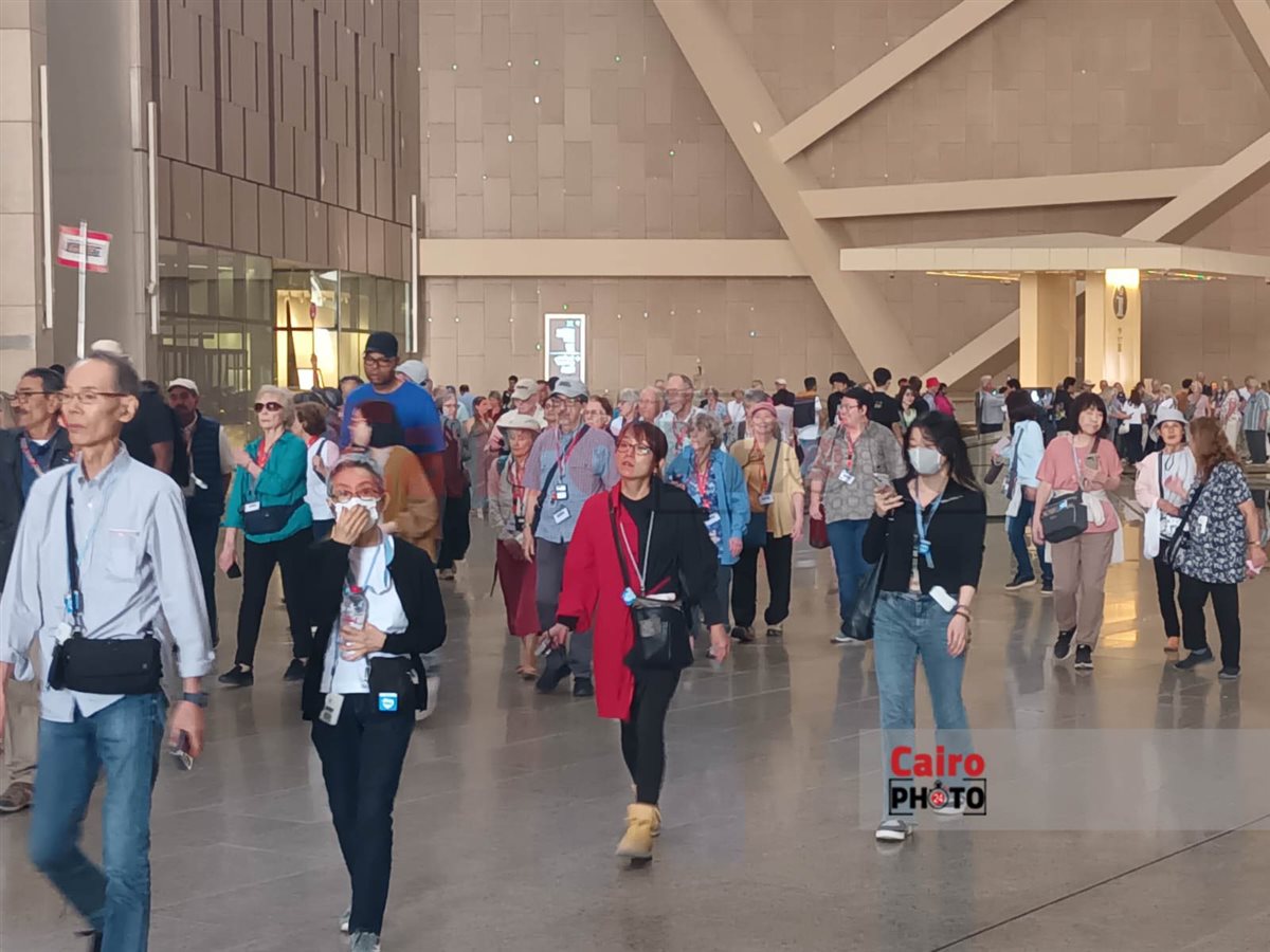 إقبال حاشد من الزائرين على المتحف المصري الكبير