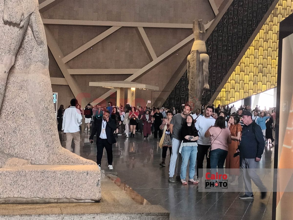 إقبال حاشد من الزائرين على المتحف المصري الكبير