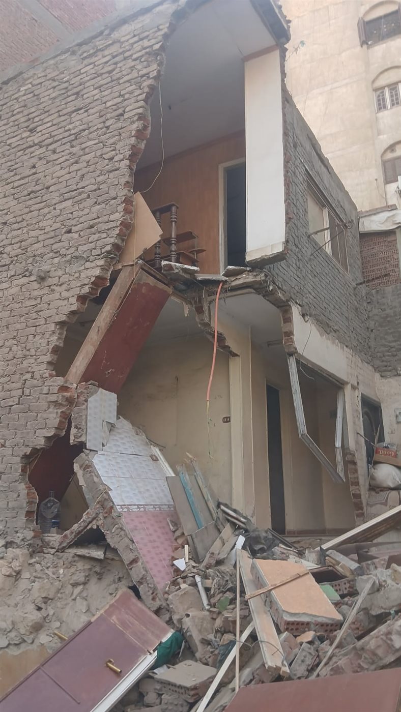 فحص العقار المنهار