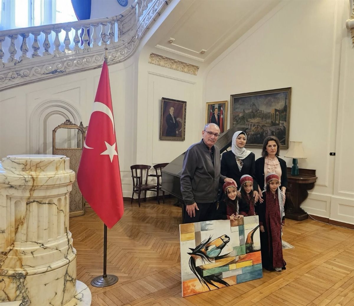 السفير التركي يستضيف الرسامة الفلسطينية