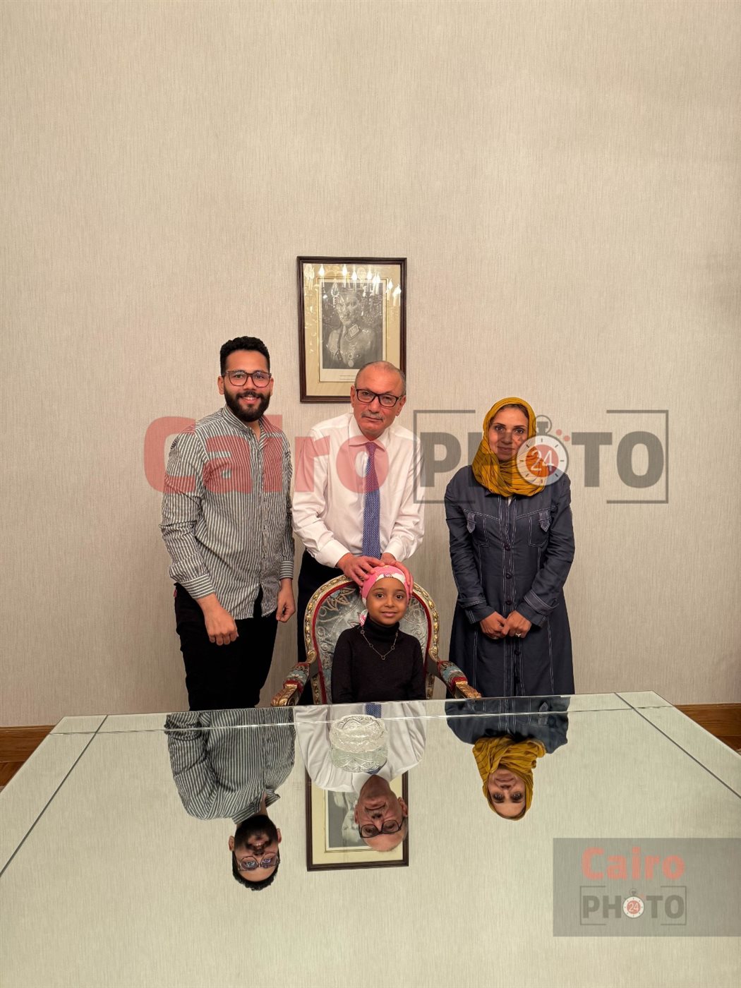 السفير التركي صالح موطلو شن مع الطفلة ليلى محاربة السرطان