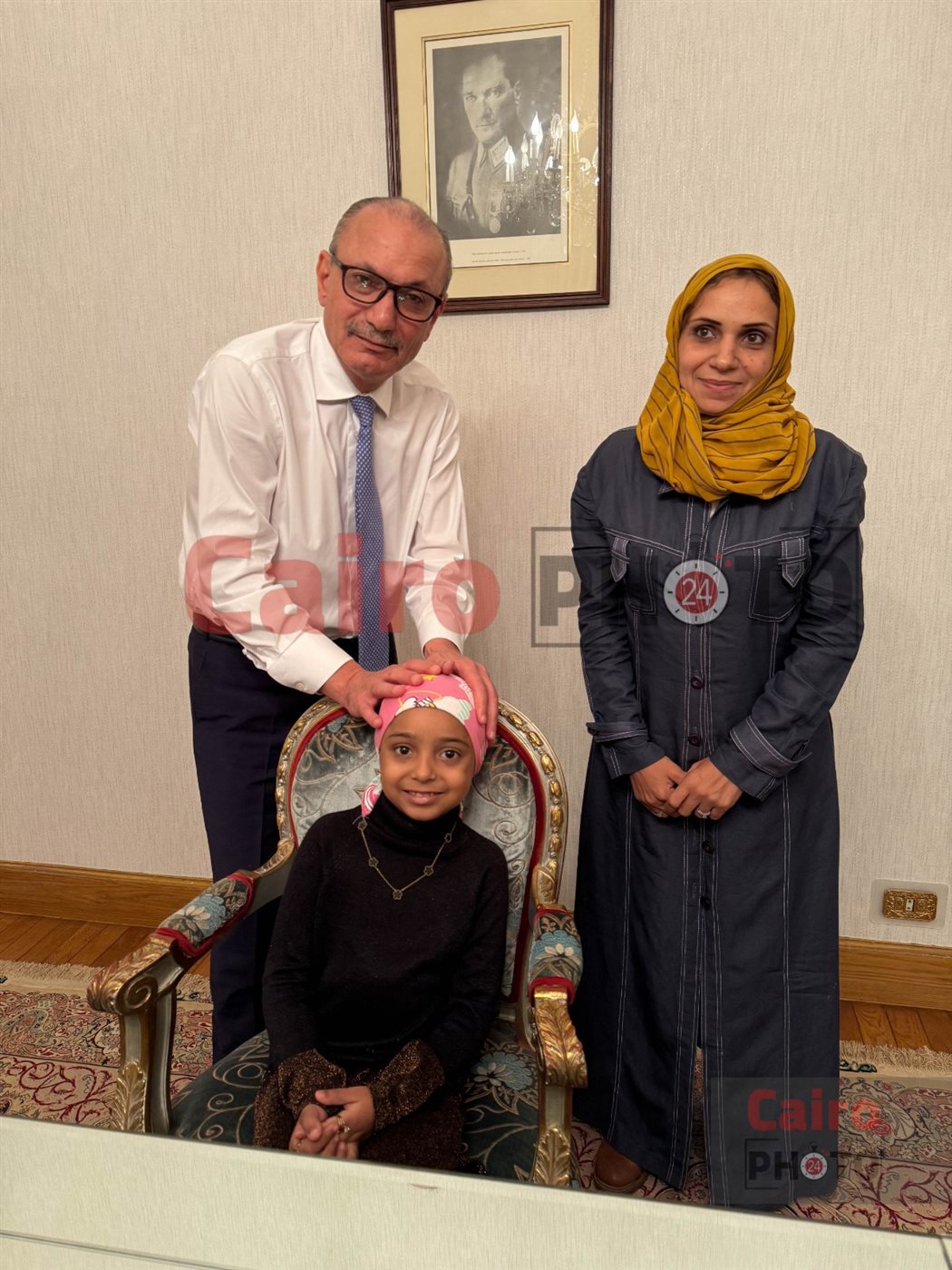 السفير التركي صالح موطلو شن مع الطفلة ليلى محاربة السرطان