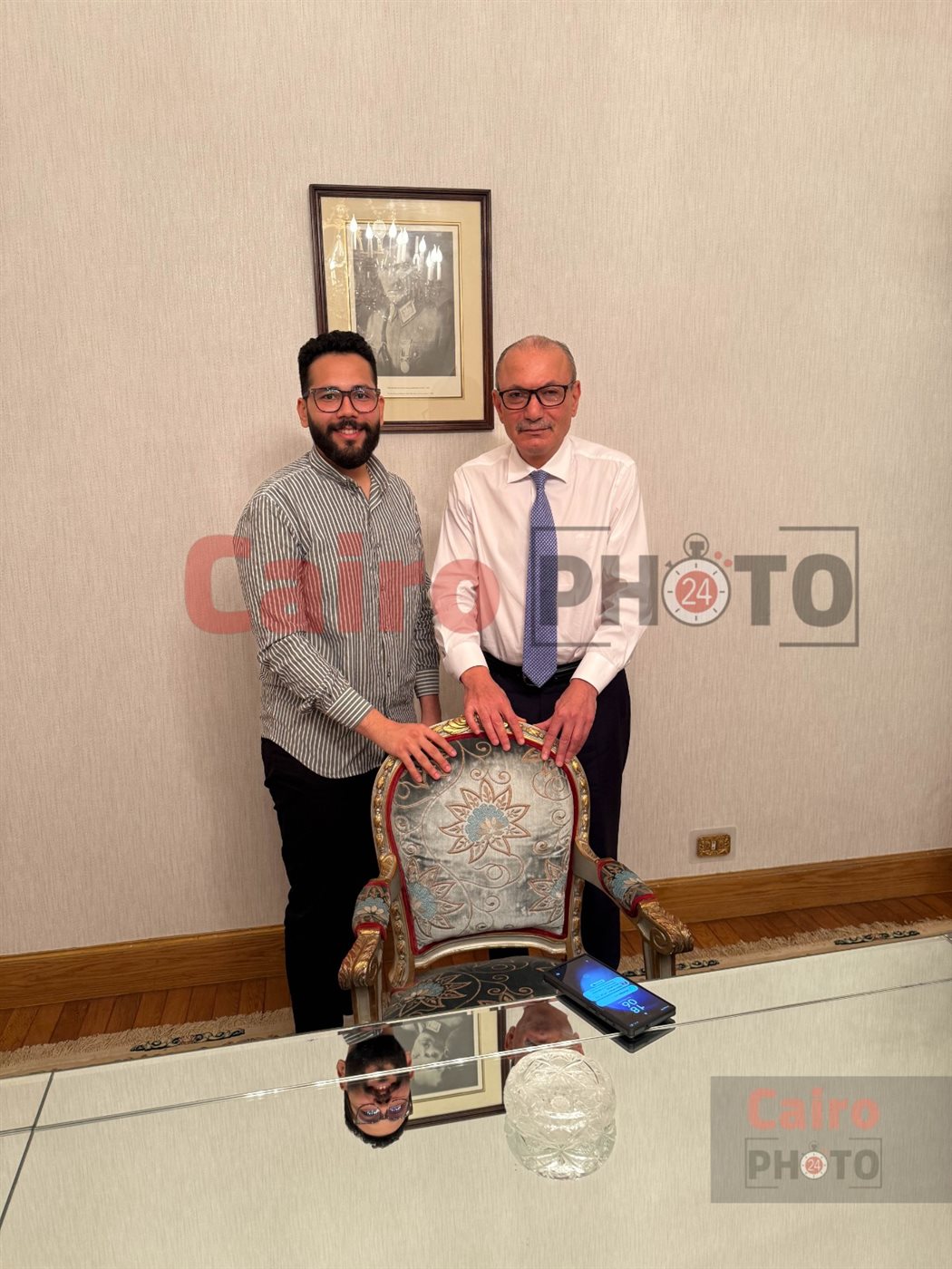 السفير التركي صالح موطلو شن مع الطفلة ليلى محاربة السرطان