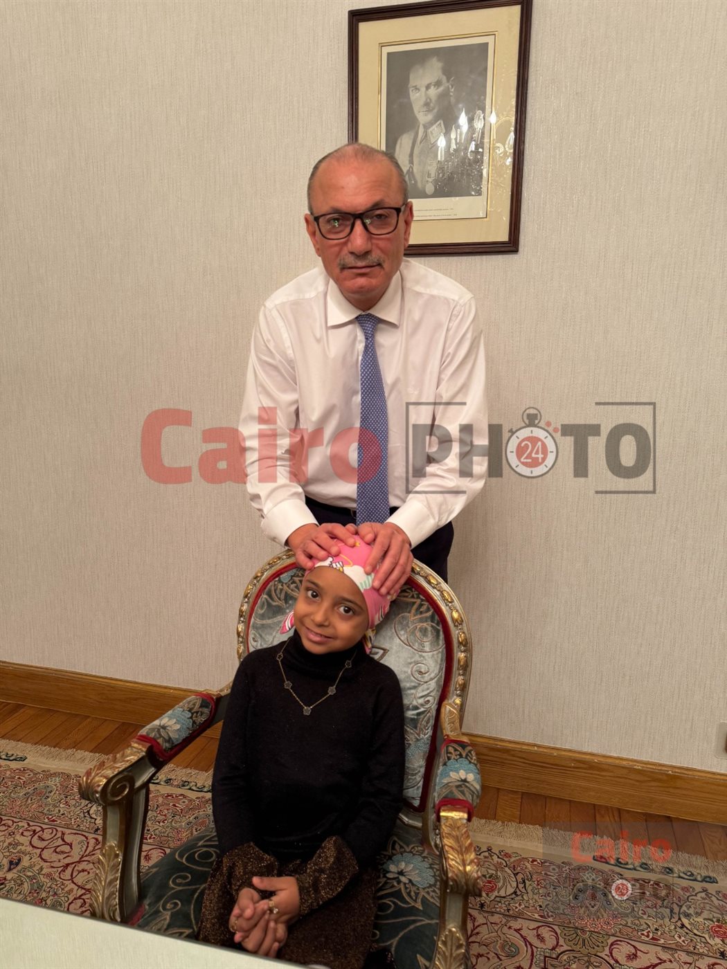 السفير التركي صالح موطلو شن مع الطفلة ليلى محاربة السرطان