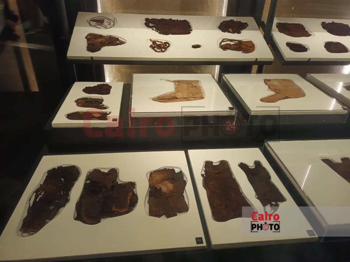 <strong>قفازات وجوارب توت عنخ آمون</strong>