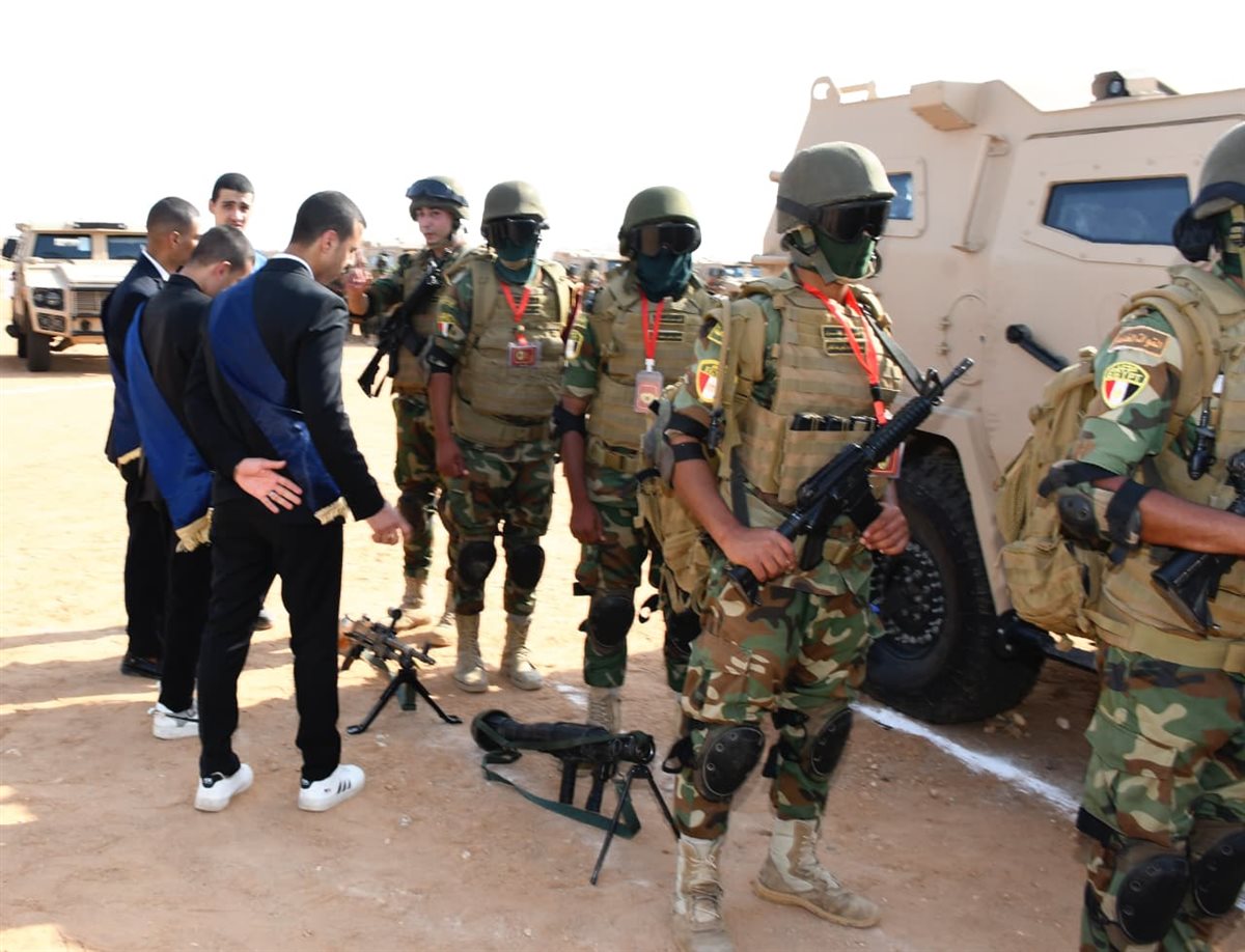 وزير الدفاع يشهد إجراءات تفتيش الحرب لأحد تشكيلات المنطقة المركزية العسكرية