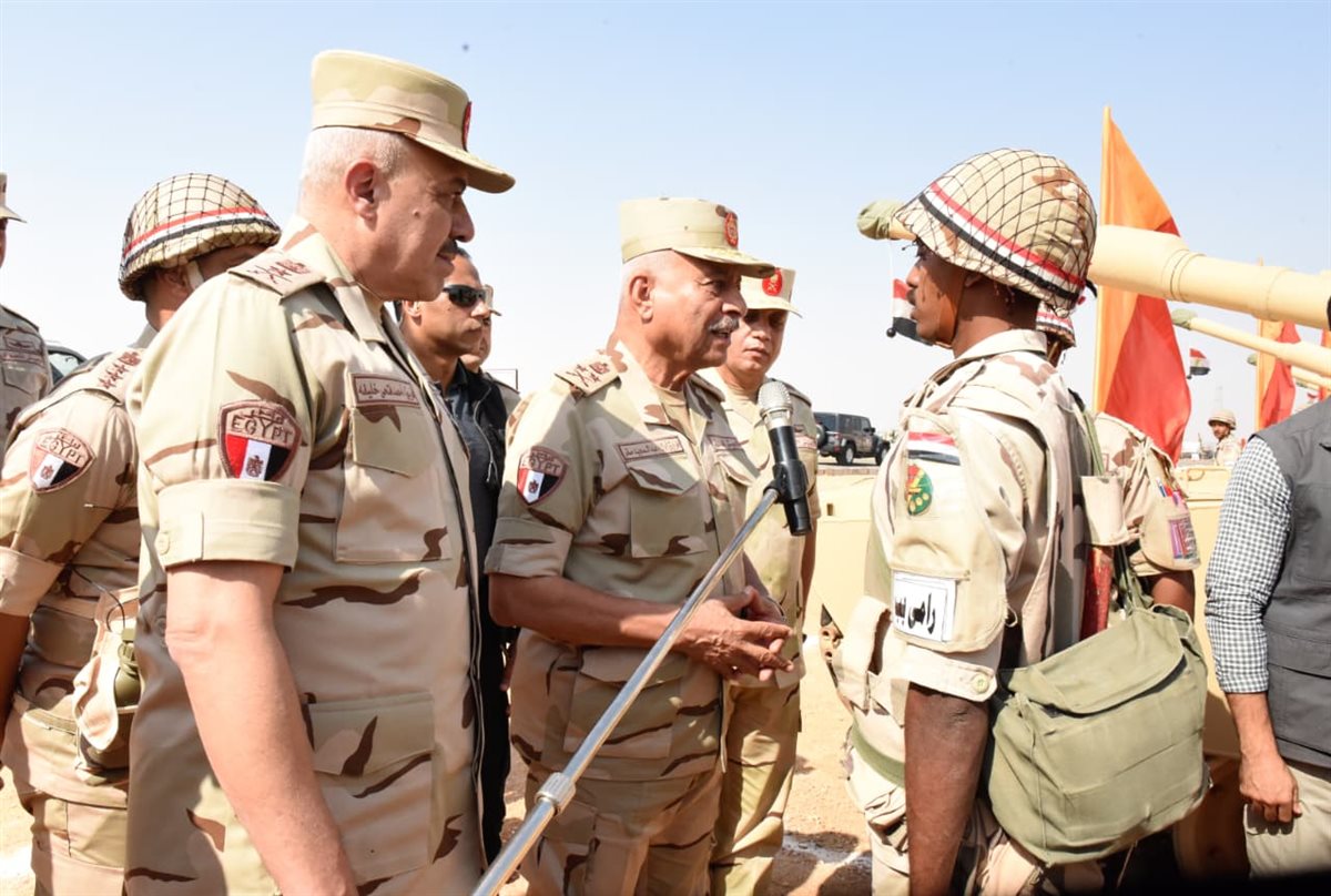 وزير الدفاع يشهد إجراءات تفتيش الحرب لأحد تشكيلات المنطقة المركزية العسكرية