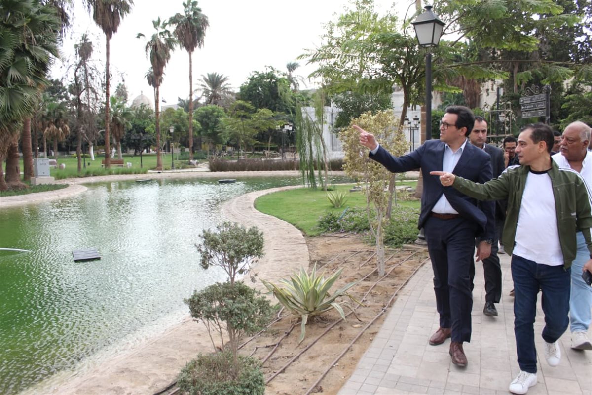 الوزير يتفقد الحديقة