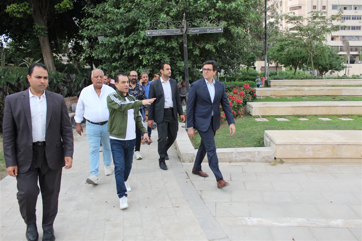 الوزير يتفقد الحديقة