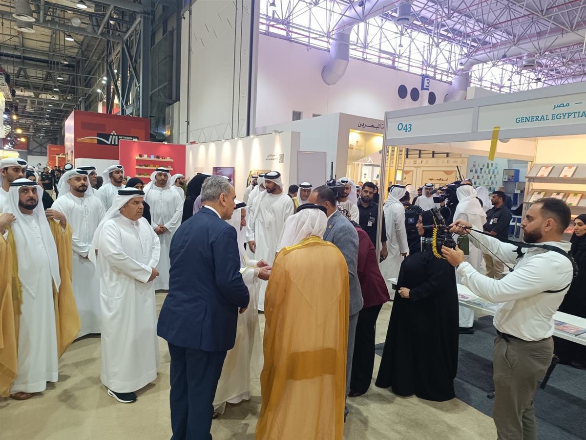 الشيخ سلطان يتفقد جناح الهيئة