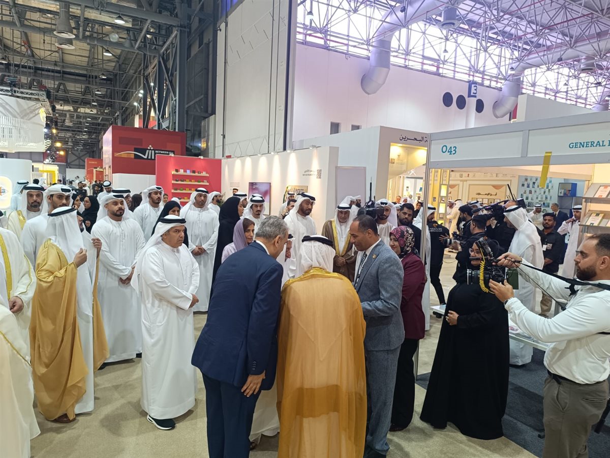 الشيخ سلطان يتفقد جناح الهيئة