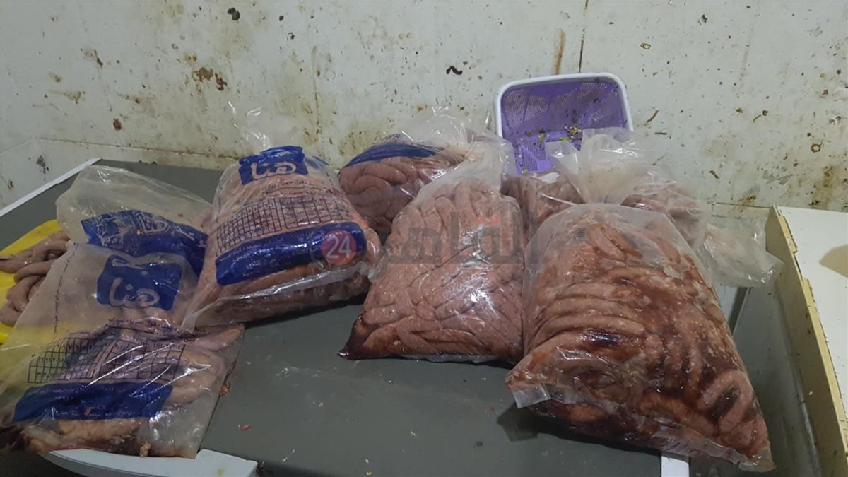 تموين الغربية تضبط سجقًا منتهي الصلاحية بمطعم شهير بالمحلة