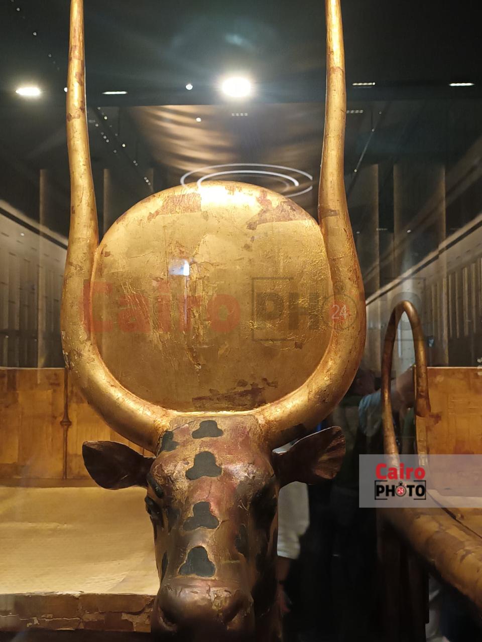 السرير الجنائزي لتوت عنخ آمون بالمتحف المصري الكبير