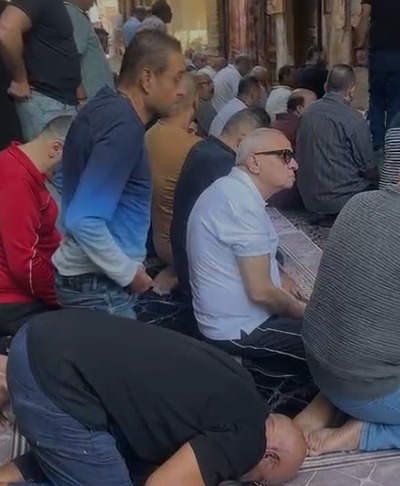 السبكي ومحمد لطفي أول الحضور لمسجد السراج المنير لإداء صلاة الجنازة على السيناريست أحمد عبد الله 