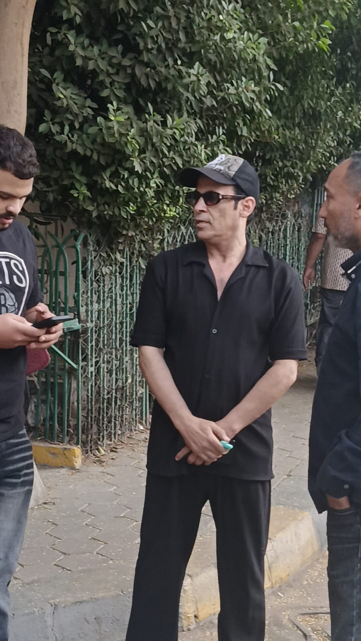 سعد الصغير أول الحضور لمسجد السراج المنير لإداء صلاة الجنازة على السيناريست أحمد عبد الله 