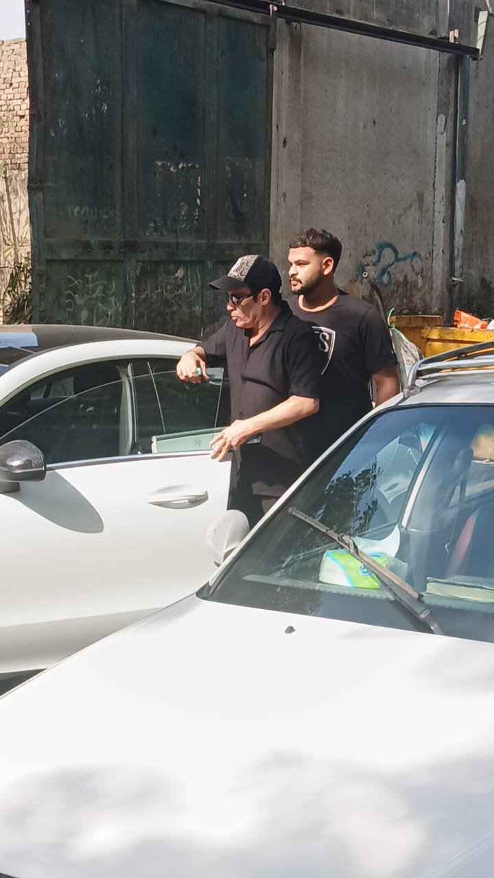 سعد الصغير أول الحضور لمسجد السراج المنير لإداء صلاة الجنازة على السيناريست أحمد عبد الله 