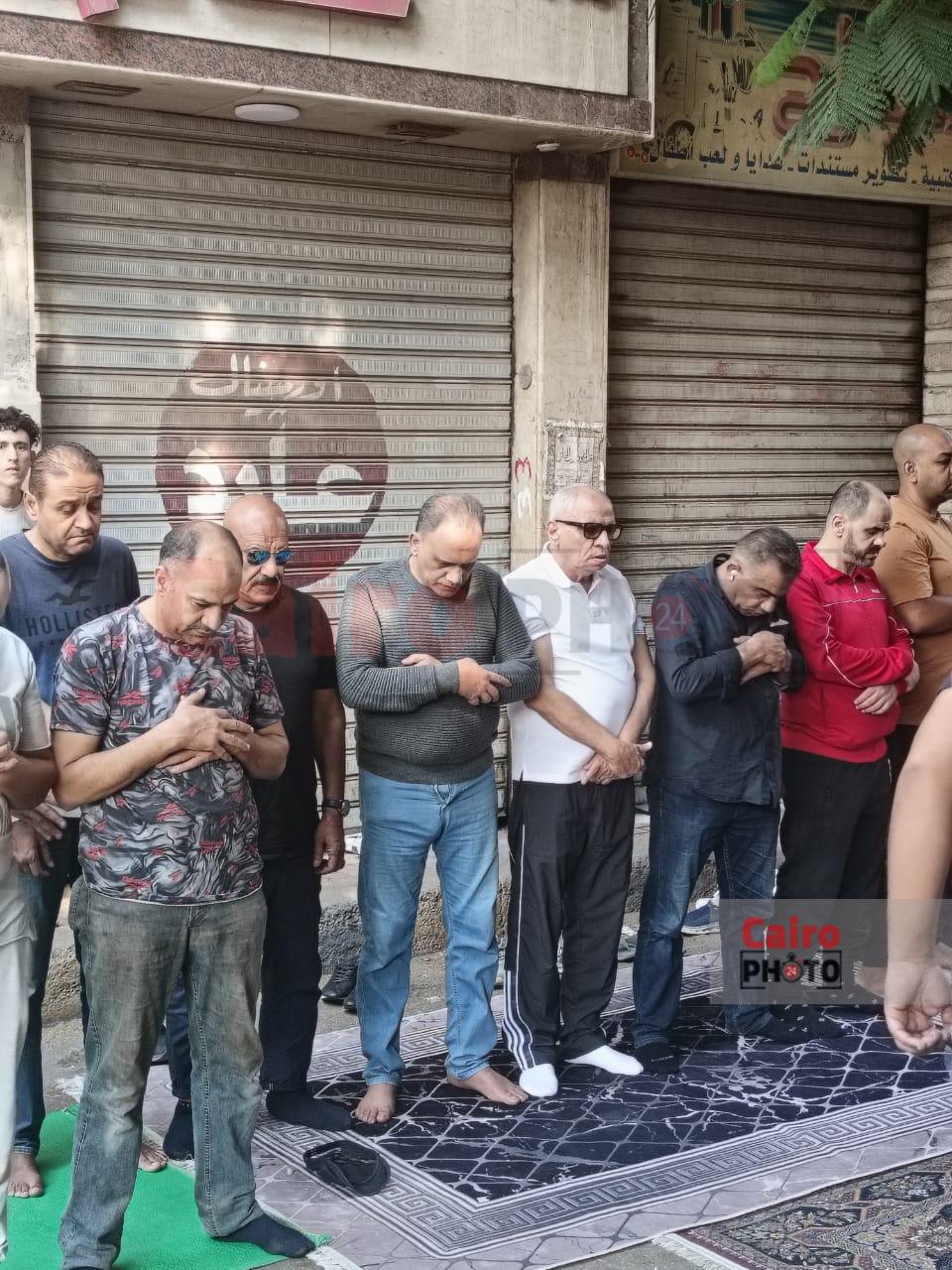 السبكي ومحمد لطفي أول الحضور لمسجد السراج المنير لإداء صلاة الجنازة على السيناريست أحمد عبد الله 