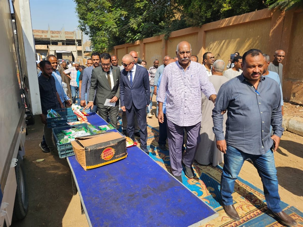 محافظ الأقصر يفتتح سوق اليوم الواحد