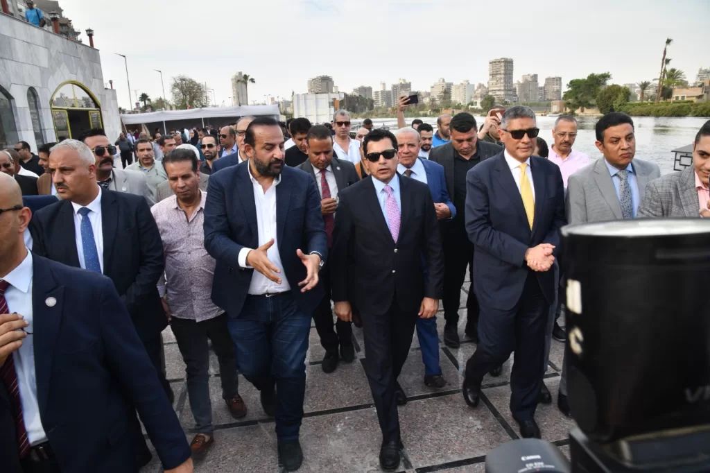 جولة لوزير الشباب والرياضة