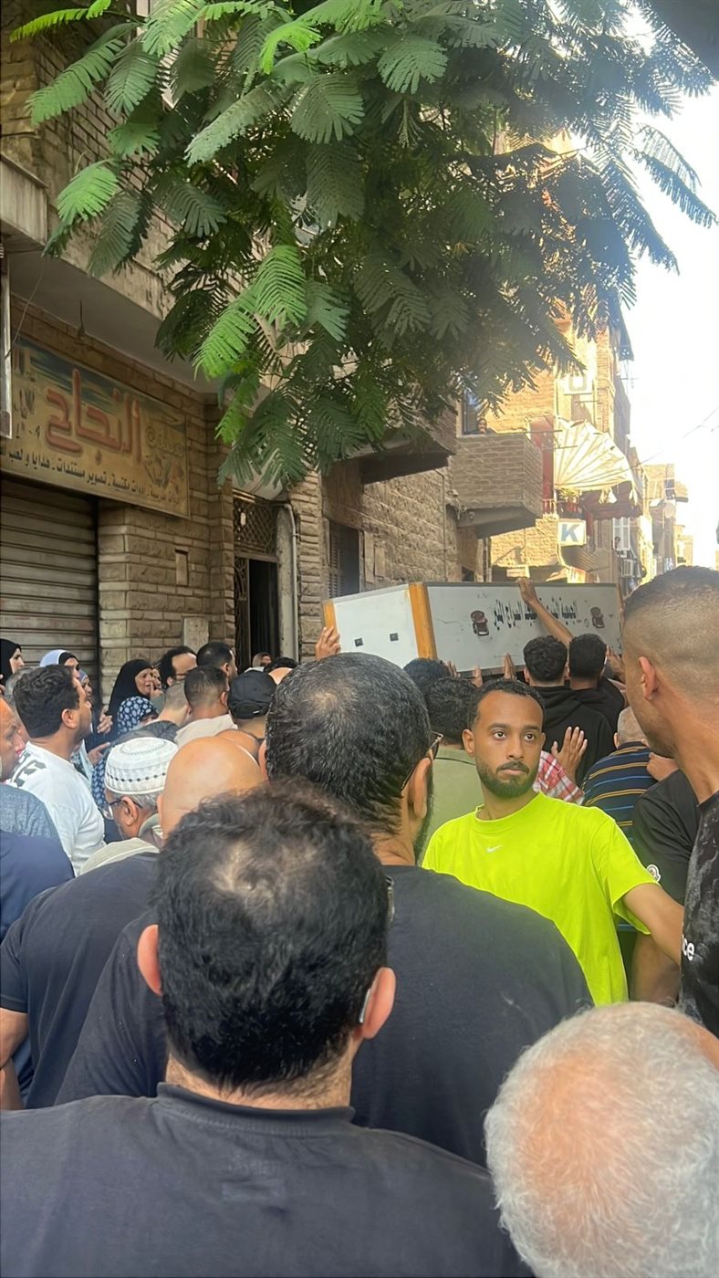 خروج جثمان أحمد عبد الله من مسجد السراج المنير لنقله إلى مثواه الأخير