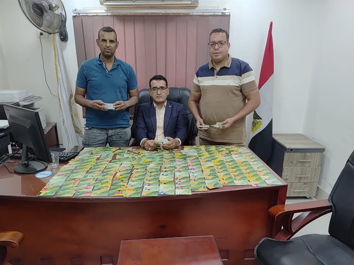 تموين الاقصر يضبط 402 بطاقة تموينية لدي احد المخابز