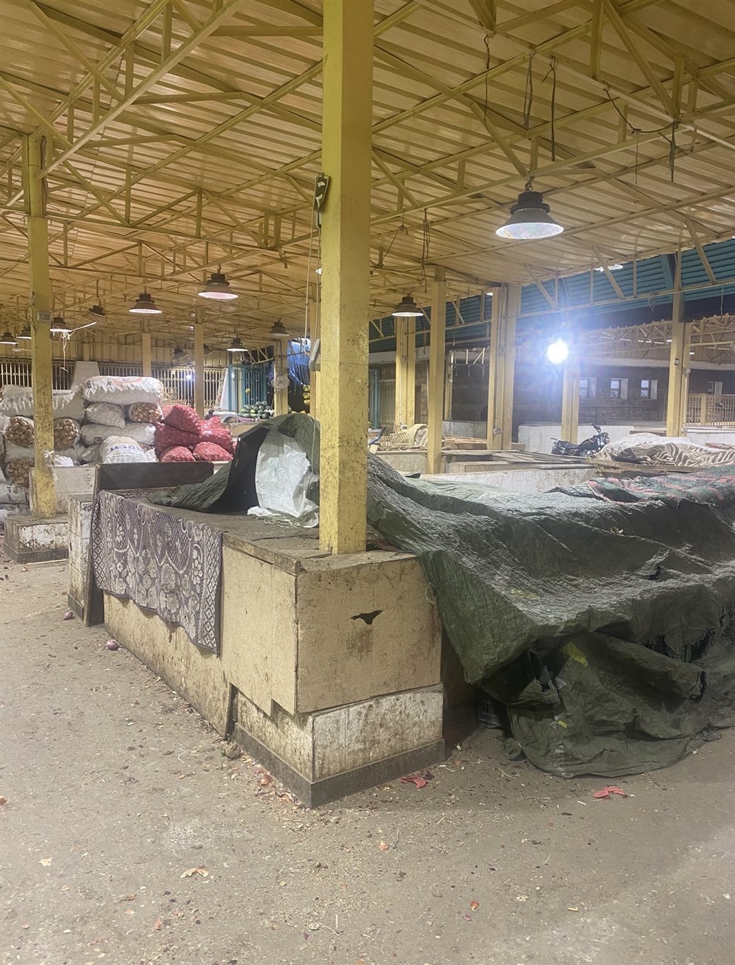 باكيات السوق داخلة خاوية بعد هجر البائعين