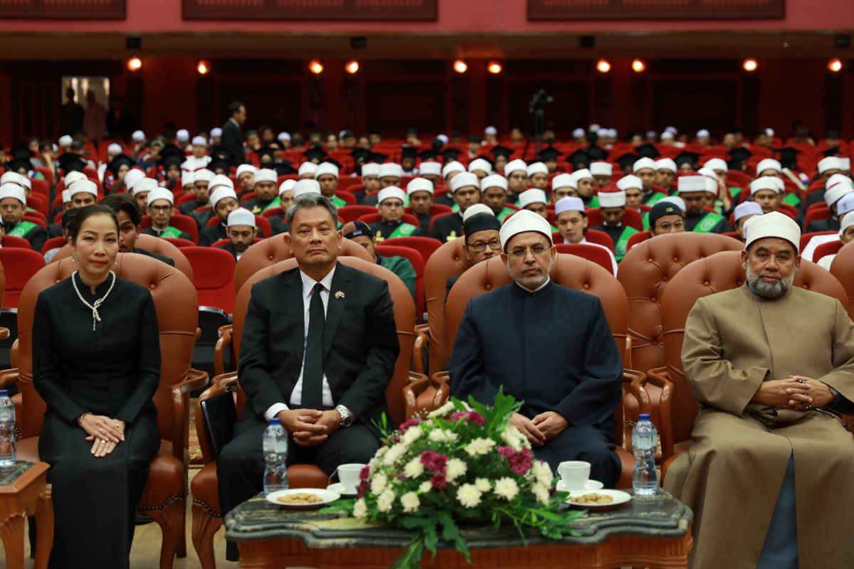 رئيس جامعة الأزهر يشهد احتفالية تخريج أبناء تايلاند ويؤكد: هم نماذج مشرقة تحمل أمانة نشر المنهج الوسطي المعتدل