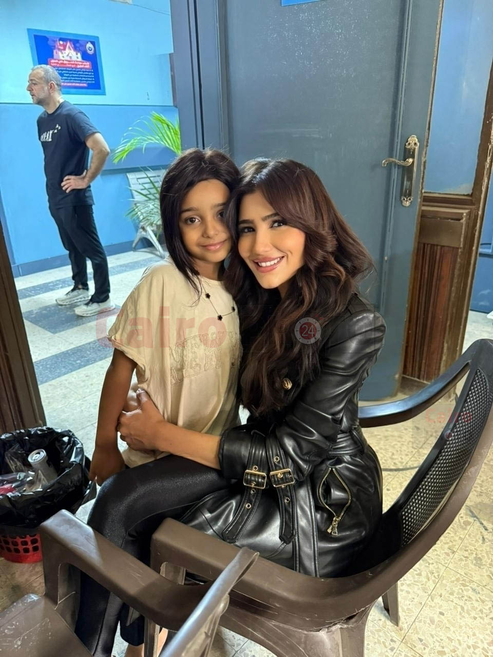 <strong>مي عمر وأحمد العوضي يحققان أمنية الطفلة ليلى محاربة السرطان</strong>