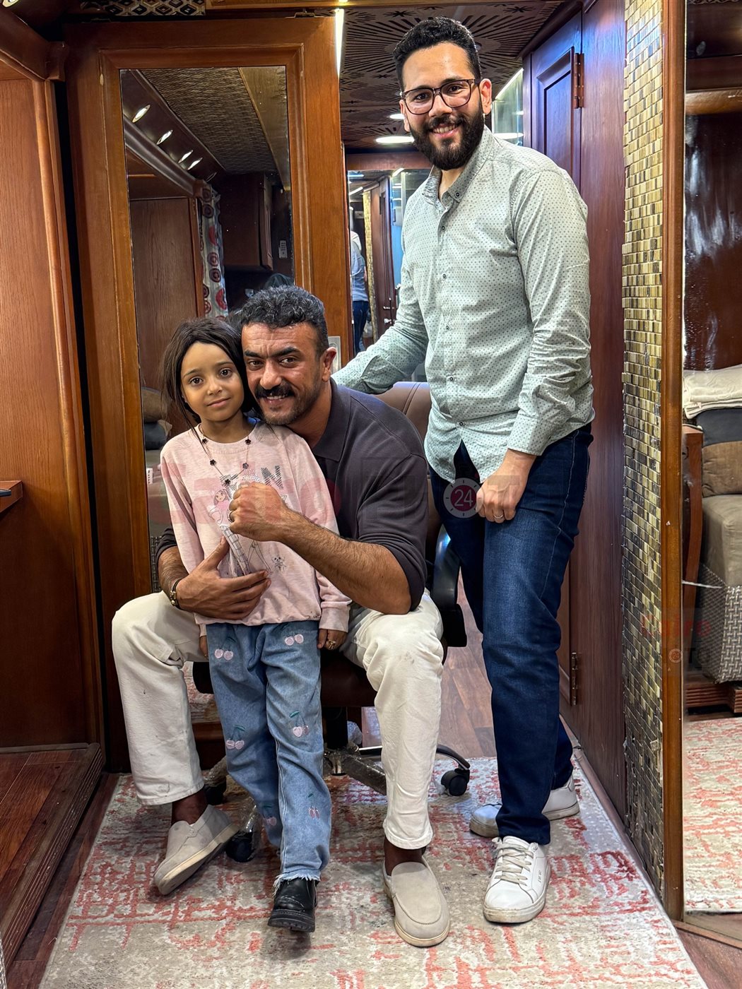 مي عمر وأحمد العوضي يحققان أمنية الطفلة ليلى محاربة السرطان