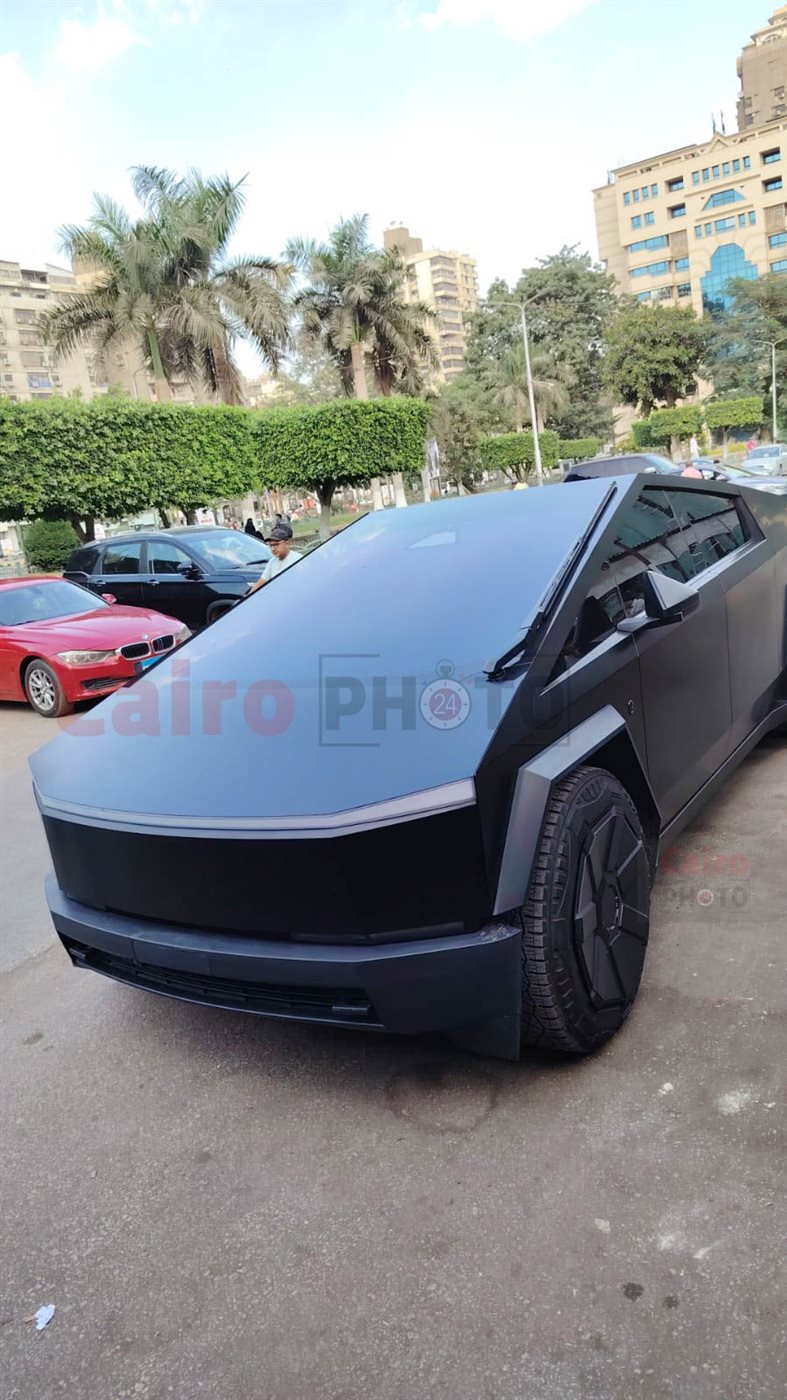 بسيارة تسلا.. وصول محمد رمضان إلى مسجد مصطفى محمود بالمهندسين لأداء صلاة الجنازة على والده