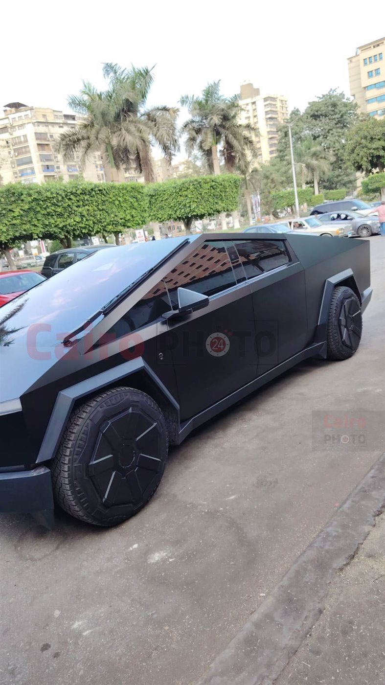 وصول محمد رمضان إلى مسجد مصطفى محمود بالمهندسين لأداء صلاة الجنازة على والده| صور