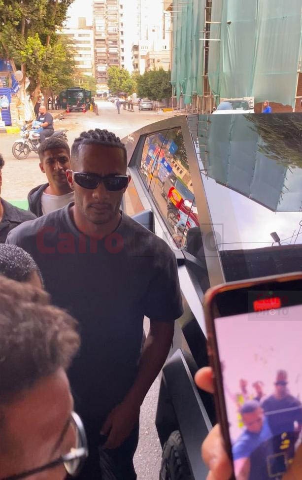 وصول محمد رمضان إلى مسجد مصطفى محمود بالمهندسين لأداء صلاة الجنازة على والده