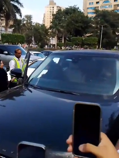 زوجة شقيق محمد رمضان وابنته تصلان إلى مسجد مصطفى محمود لأداء صلاة الجنازة على والد الفنان