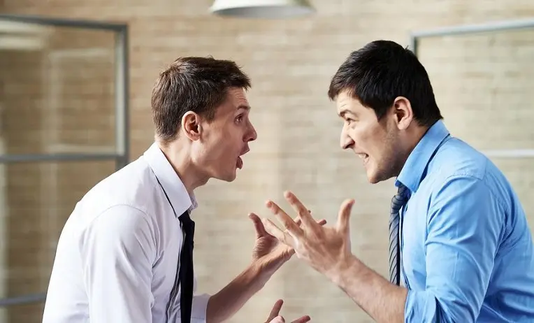 عقوبة السب والقذف على الواتس آب