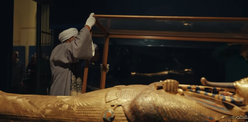 <strong> نقل قناع توت عنخ آمون </strong>