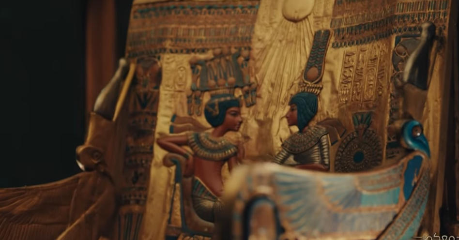 <strong> نقل قناع توت عنخ آمون </strong>