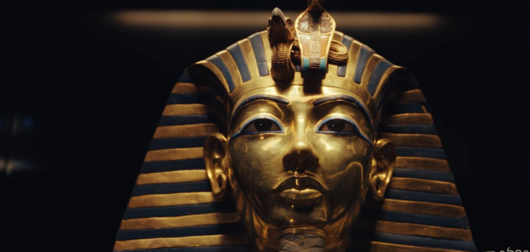 <strong> نقل قناع توت عنخ آمون </strong>