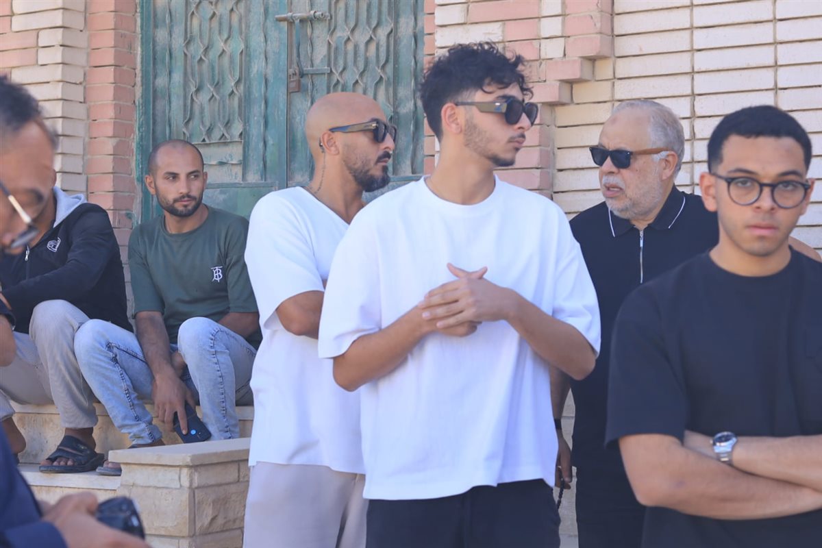 أشرف زكي وحسام الحسيني في المقابر لمساندة محمد رمضان وإلقاء نظرة الوداع الأخيرة على والده